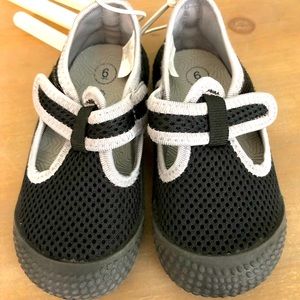 NEW Toddler Water Shoes Size 6 Never Worn